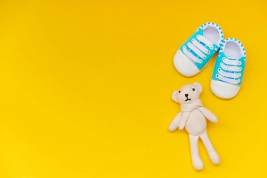 renkli bir arka plan üzerinde yenidoğanlar için bebek aksesuarları. seçici odaklama.