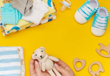 renkli bir arka plan üzerinde yenidoğanlar için bebek aksesuarları. seçici odaklama.