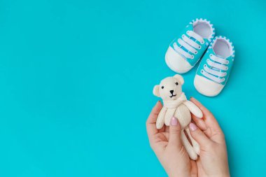 renkli bir arka plan üzerinde yenidoğanlar için bebek aksesuarları. seçici odaklama.