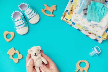 renkli bir arka plan üzerinde yenidoğanlar için bebek aksesuarları. seçici odaklama.