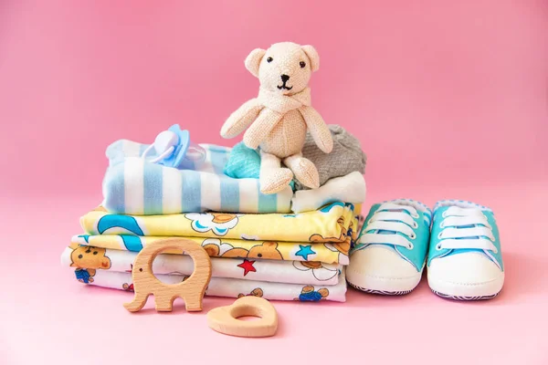 Accesorios para bebés para recién nacidos sobre un fondo de color. enfoque selectivo . — Foto de Stock