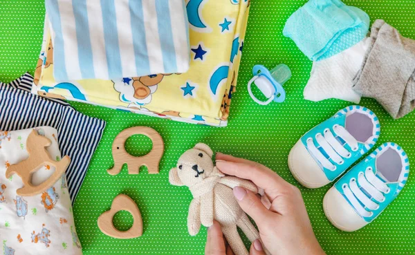 Baby accessoires voor pasgeborenen op een gekleurde achtergrond. selectieve focus. — Stockfoto