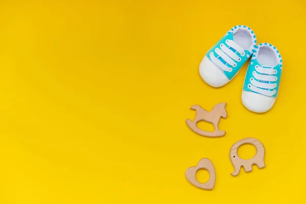 Accesorios para bebés para recién nacidos sobre un fondo de color. enfoque selectivo . — Foto de Stock