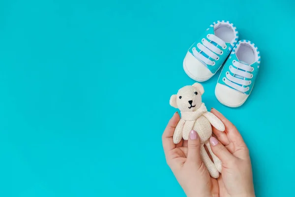 Accesorios para bebés para recién nacidos sobre un fondo de color. enfoque selectivo . — Foto de Stock