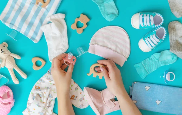 Baby accessoires voor pasgeborenen op een gekleurde achtergrond. selectieve focus. — Stockfoto