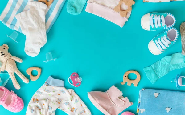 Baby accessoires voor pasgeborenen op een gekleurde achtergrond. selectieve focus. — Stockfoto