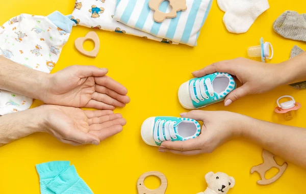 Baby accessoires voor pasgeborenen op een gekleurde achtergrond. selectieve focus. — Stockfoto