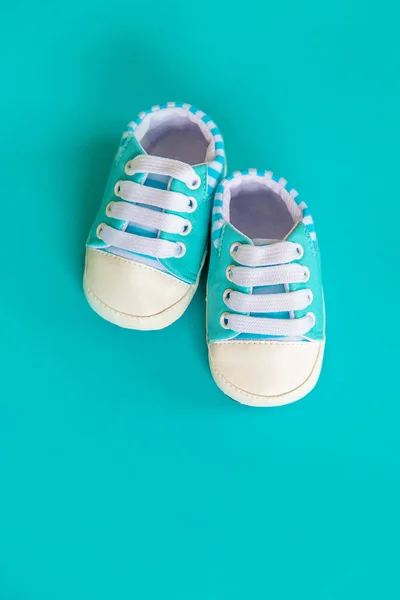 Βρεφικά αξεσουάρ για νεογέννητα σε χρωματιστό φόντο. επιλεκτική εστίαση. — Φωτογραφία Αρχείου