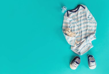 renkli bir arka plan üzerinde yenidoğanlar için bebek aksesuarları. seçici odaklama.