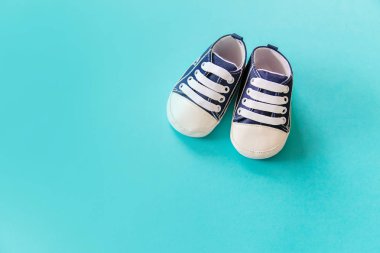 renkli bir arka plan üzerinde yenidoğanlar için bebek aksesuarları. seçici odaklama.