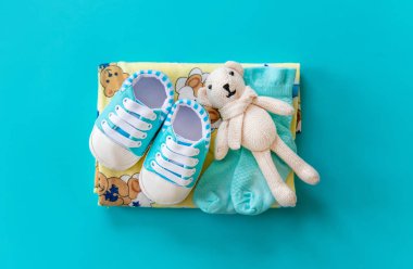 renkli bir arka plan üzerinde yenidoğanlar için bebek aksesuarları. seçici odaklama.