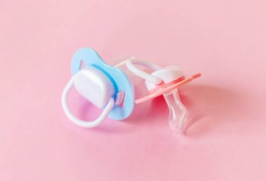 renkli bir arka plan üzerinde yenidoğanlar için bebek aksesuarları. seçici odaklama.