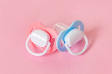 renkli bir arka plan üzerinde yenidoğanlar için bebek aksesuarları. seçici odaklama.