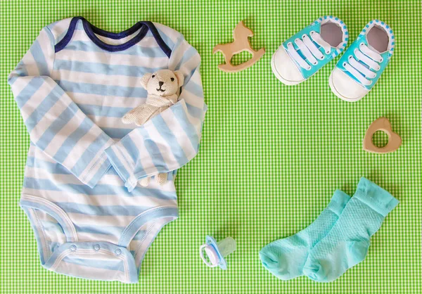 Детские аксессуары для новорожденных на цветном фоне. селективный фокус . — стоковое фото