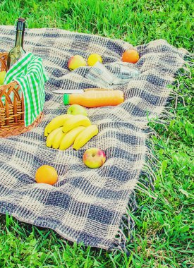 Ekose Çimlerde piknik için. Seçici odak.