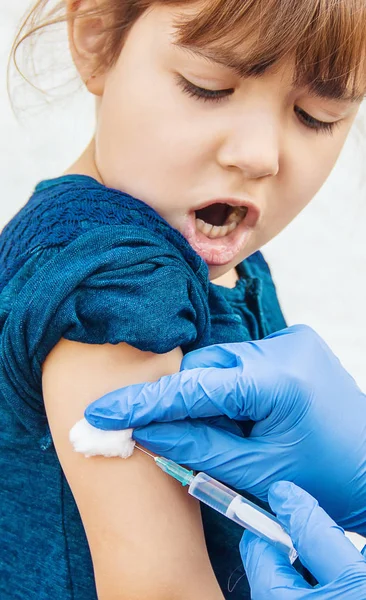 为儿童接种疫苗。注射。有选择的重点. — 图库照片