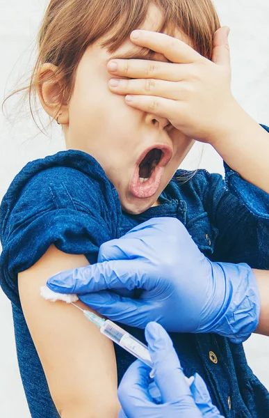 Vaccinazione dei bambini. Un'iniezione. Focus selettivo. — Foto Stock