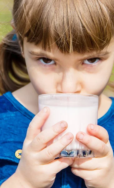 El niño bebe leche. Enfoque selectivo. Niños . — Foto de Stock