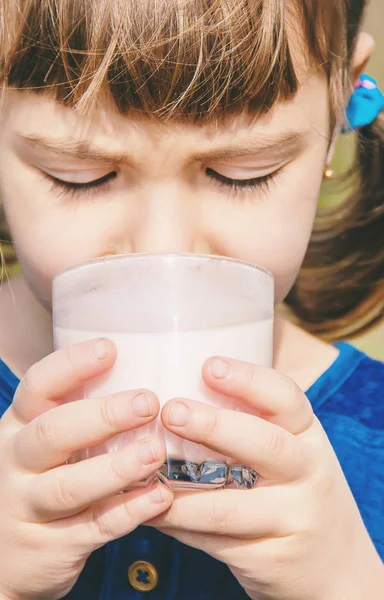 El niño bebe leche. Enfoque selectivo. Niños . — Foto de Stock
