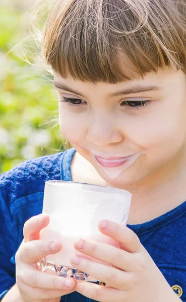 El niño bebe leche. Enfoque selectivo. Niños . — Foto de Stock