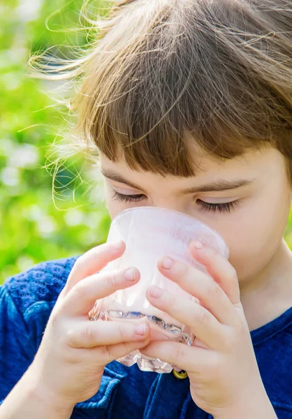 El niño bebe leche. Enfoque selectivo. Niños . — Foto de Stock