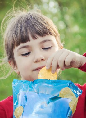 Çocuk cips yiyor. seçici odak. yiyecek ve içecek.