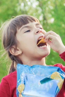 Çocuk cips yiyor. seçici odak. yiyecek ve içecek.