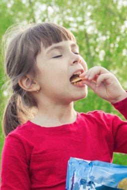 Çocuk cips yiyor. seçici odak. yiyecek ve içecek.