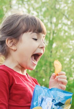 Çocuk cips yiyor. seçici odak. yiyecek ve içecek.