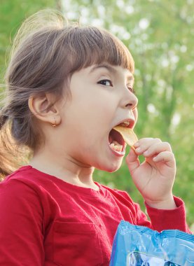 Çocuk cips yiyor. seçici odak. yiyecek ve içecek.