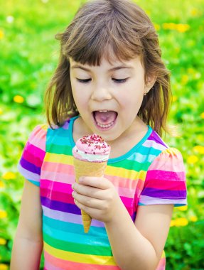 Çocuk dondurma yiyor. Seçici odak.