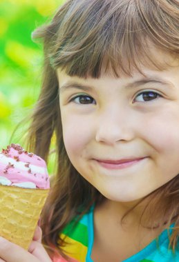 Çocuk dondurma yiyor. Seçici odak.