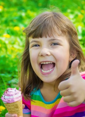 Çocuk dondurma yiyor. Seçici odak.