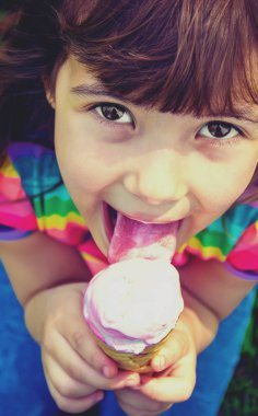 Çocuk dondurma yiyor. Seçici odak.