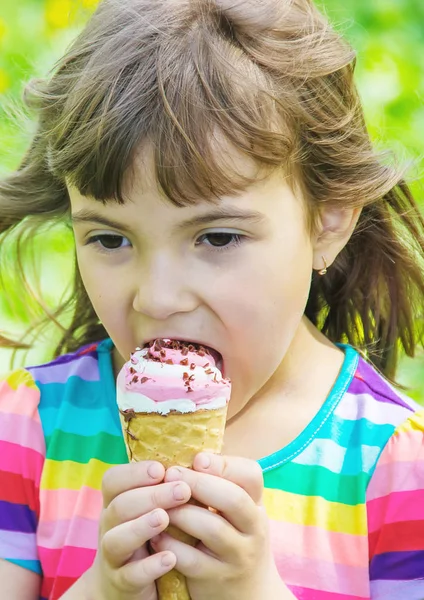 Das Kind isst Eis. Selektiver Fokus. — Stockfoto