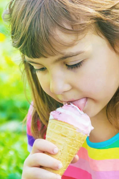 L'enfant mange de la glace. Concentration sélective . — Photo