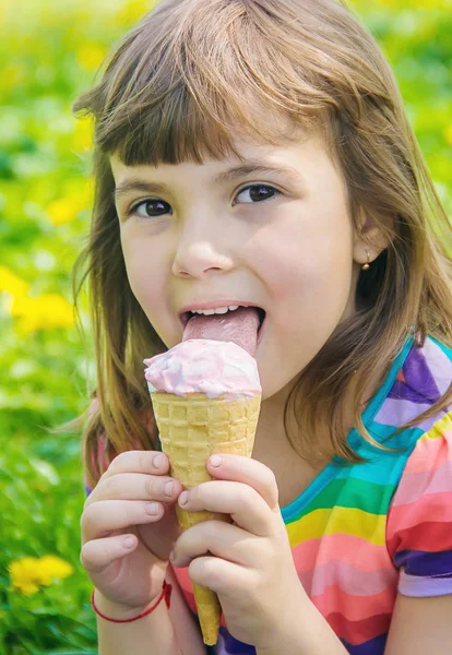 L'enfant mange de la glace. Concentration sélective . — Photo