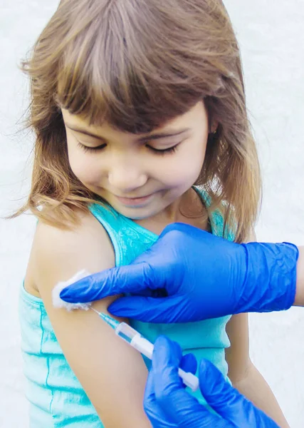 Εμβολιασμός των παιδιών. Μια ένεση. Επιλεκτική εστίαση. — Φωτογραφία Αρχείου