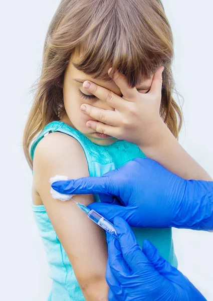Vacunación de los niños. Una inyección. Enfoque selectivo. — Foto de Stock