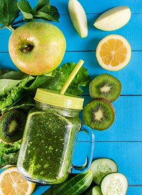 Yeşil smoothies sebze ve meyve ile. Detoks günü.