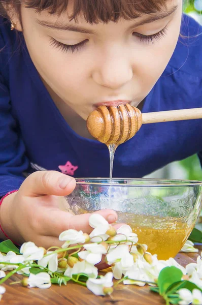 Ребенок ест мед. Выборочный фокус. природа. — стоковое фото