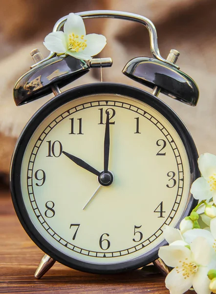 봄 꽃과 알람 시계입니다. 시간 변경. — 스톡 사진