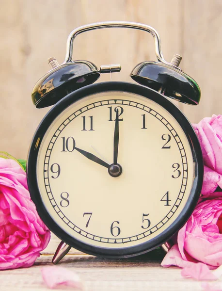 Весенние цветы и будильник. Изменить время . — стоковое фото