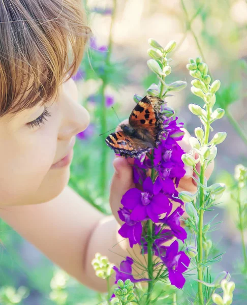Kind mit einem Schmetterling. Idee leuconoe. Selektiver Fokus. — Stockfoto