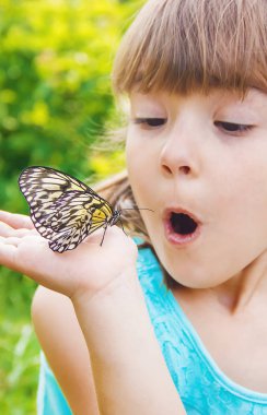 Kelebekli bir çocuk. Fikir luconoe. Seçici odak.