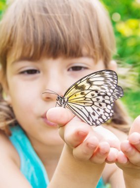 Kelebekli bir çocuk. Fikir luconoe. Seçici odak.