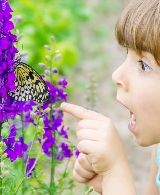 Kelebekli bir çocuk. Fikir luconoe. Seçici odak.