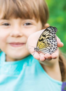 Kelebekli bir çocuk. Fikir luconoe. Seçici odak.