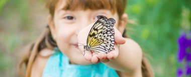 Kelebekli bir çocuk. Fikir luconoe. Seçici odak.