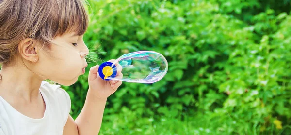 I bambini stanno soffiando bolle. Focus selettivo . — Foto Stock